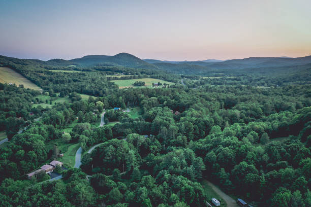 widok z lotu ptaka na krajobraz windsor vermont w lecie - mt ascutney zdjęcia i obrazy z banku zdjęć