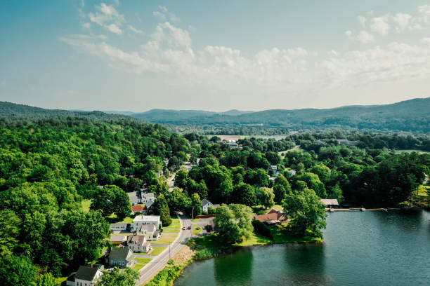 widok z lotu ptaka na krajobraz windsor vermont w lecie - mt ascutney zdjęcia i obrazy z banku zdjęć