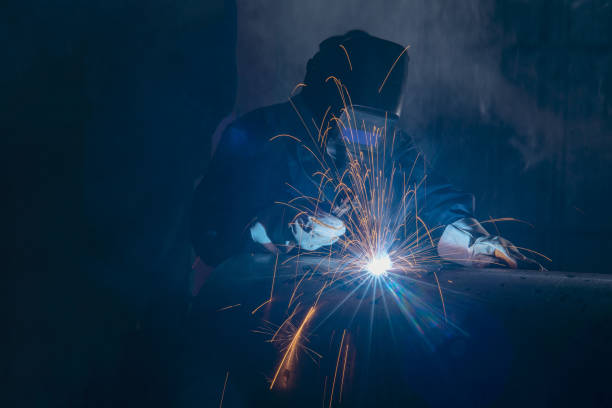 soldador profesional y máscara de soldadura tubo de metal. - industrial laborer fotografías e imágenes de stock