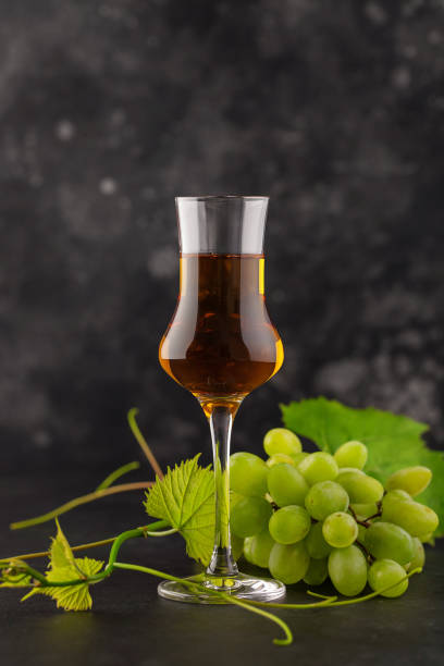 szklanka grappy i świeżych winogron - grappa photography food and drink vertical zdjęcia i obrazy z banku zdjęć