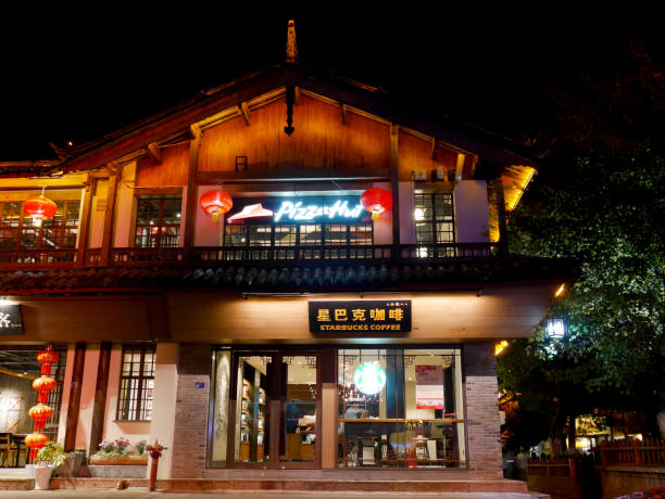 starbucks coffee and pizza hut in chinese traditional building style - pizza hut asia pizza restaurant imagens e fotografias de stock