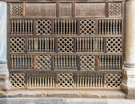 Vista frontal de la pared de arabisco de madera entrelazada - Mashrabiya, El Cairo, Egipto photo