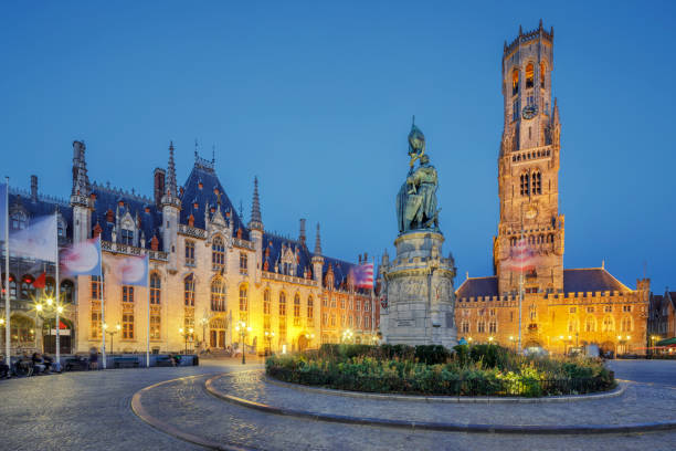 plaza grote markt en brujas, bélgica - bruges town hall fotografías e imágenes de stock