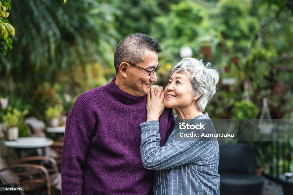 Outdoor Portrait von engagierten Senior chinesischen Mann und Frau - Lizenzfrei Seniorenpaar Stock-Foto