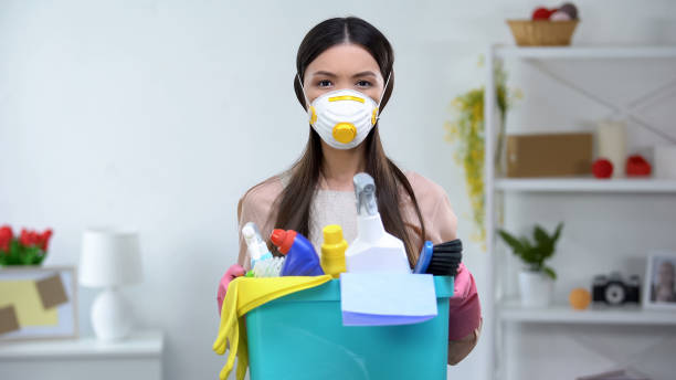 가정용 화학 물질이 있는 바구니를 들고 있는 여성, 건강 상의 위험 - chemical agent 뉴스 사진 이미지