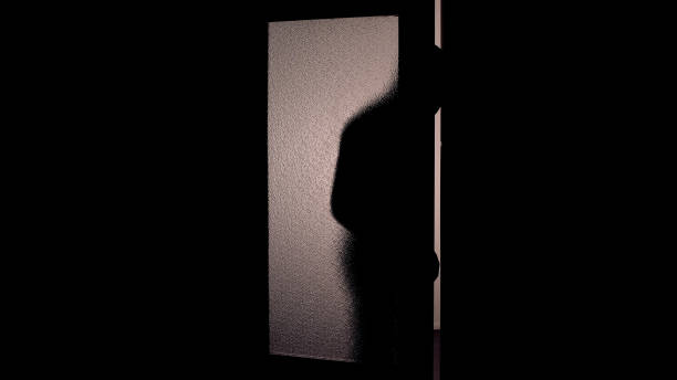 フード付き男の暗い影がガラスドアを開け、強盗の暗い背景の危険性 - burglary burglar thief house ストックフォトと画像