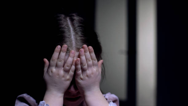 手のひらで泣く女の子の閉じる顔、孤児院に捨てられた少女 - preschooler child offspring purity ストックフォトと画像