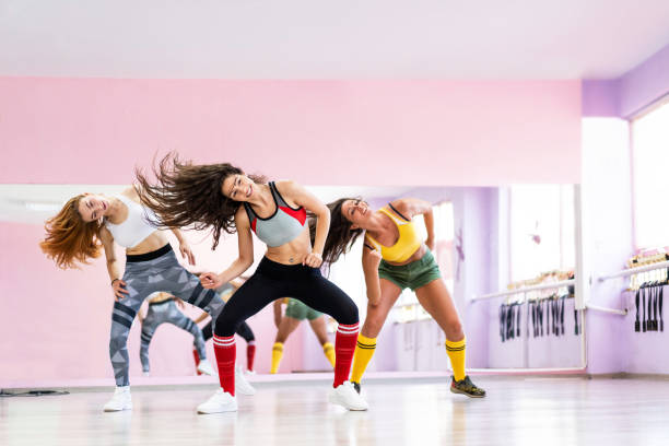 ダンススタジオでプロのダンサークラスダンス - healthy lifestyle women jumping happiness ストックフォトと画像