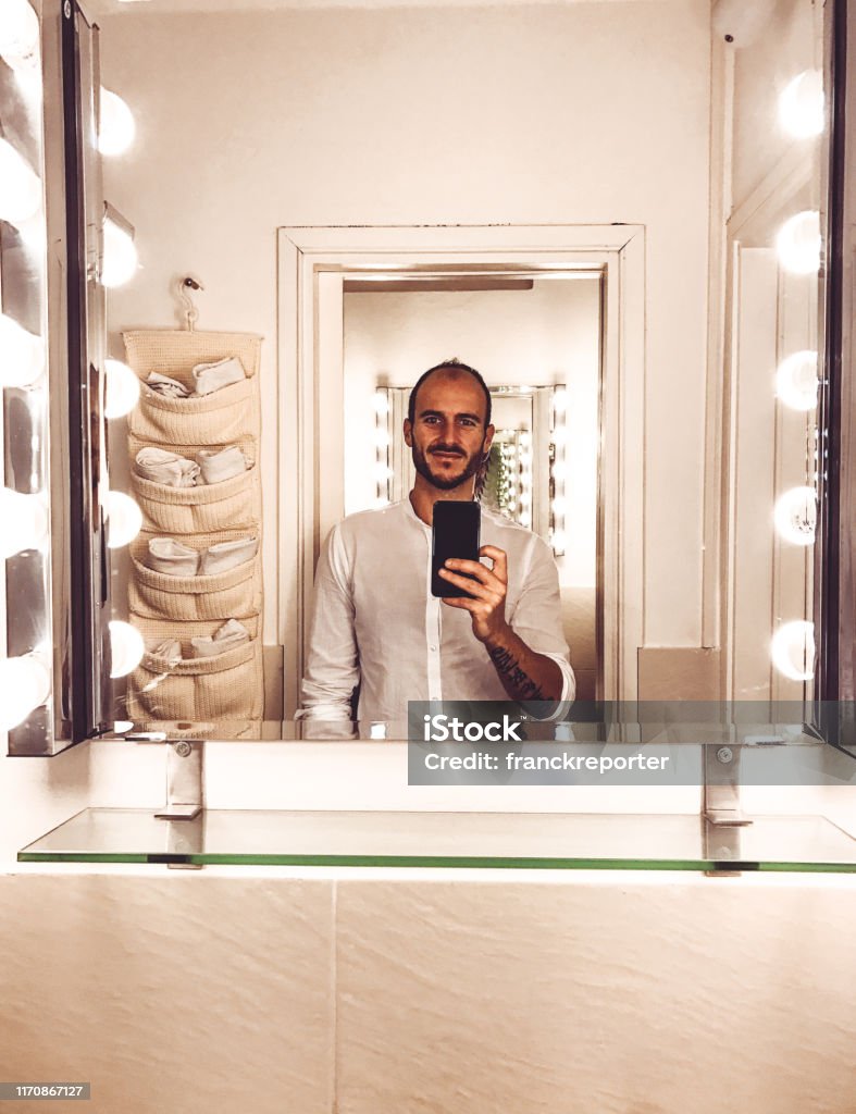 cobija tienda Rancio Hombre Elegancia Tomar Un Selfie En Frente Del Espejo Foto de stock y más  banco de imágenes de Autofoto - iStock