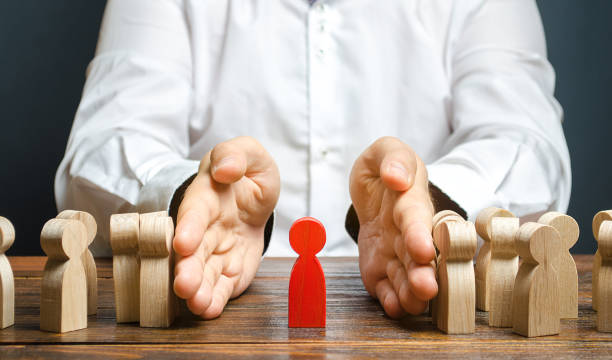 A businessman pushes a crowd of people and finds the right person. Identify disloyal, repression, dissent. toxic, non-competent worker. manages the business. Candidate for work talent. Human resources un hombre de negocios empuja a una multitud de personas y encuentra a la persona adecuada. identificar la disidencia, la represión, la disidencia. trabajador tóxico y no competente. gestiona el negocio. candidato para el talento laboral. recursos humanos
