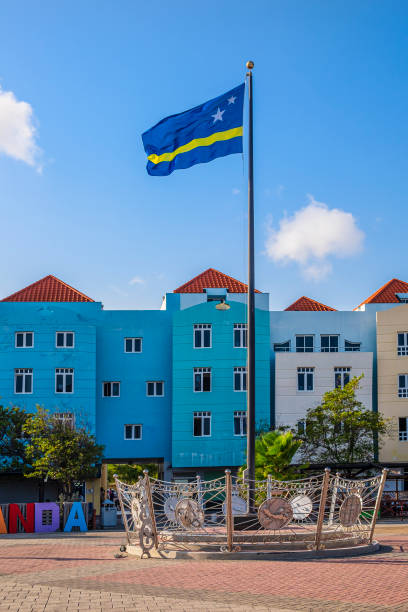 bandeira de curaçao que acena no distrito de otrobanda, willemstad - otrobanda - fotografias e filmes do acervo