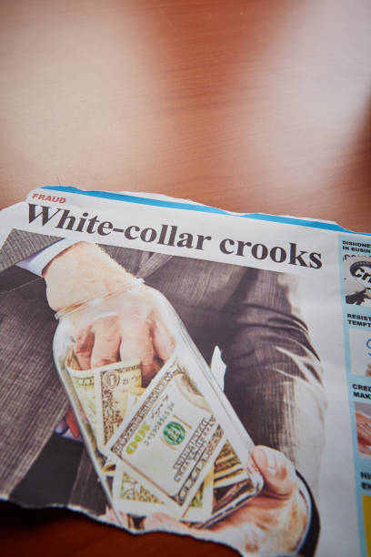 taglio giornale su ladri colletti bianchi - embezzlement white collar crime stealing currency foto e immagini stock