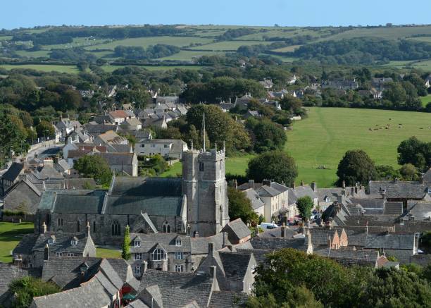 blick auf die st edward es church in corfe castle village, dorset - edward the confessor stock-fotos und bilder