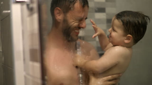 Shower dad. Папа купается. Папа купается с сыном. Отец купает ребенка. Папа купается в ванной.