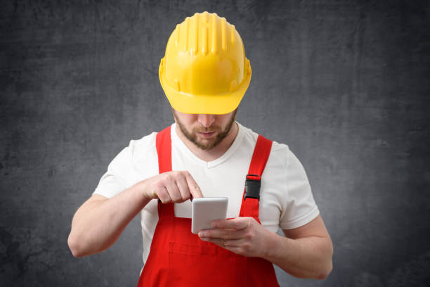 travailleur de la construction utilisant le smartphone - men mail manual worker human hand photos et images de collection