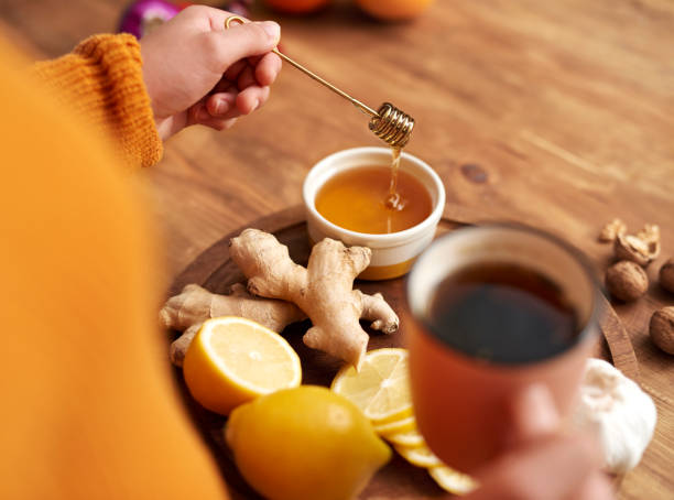 꿀, 레몬, 생강을 곁들인 따뜻한 차 - nature season winter cold 뉴스 사진 이미지