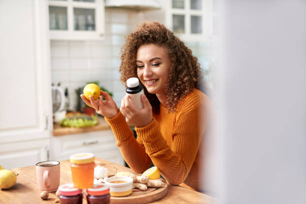 mujer joven eligiendo la protección adecuada - cough remedy fotografías e imágenes de stock