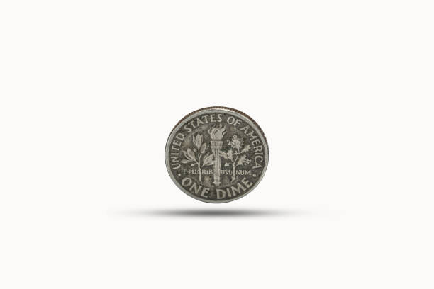 крупным планом одной монеты монеты с тенью на белом фоне. доллар сша является мировой валютой и популярен для обмена с другими валютами. - nickel cent sign us coin old стоковые фото и изображения