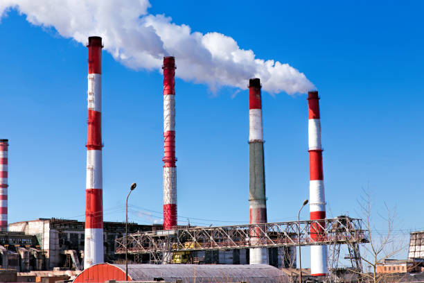 pilha de fumo da planta da fábrica sobre o fundo do céu azul. usina de condensação térmica. geração de energia e ambiente de ar poluição industrial cena - pollution smoke stack air pollution smoke - fotografias e filmes do acervo