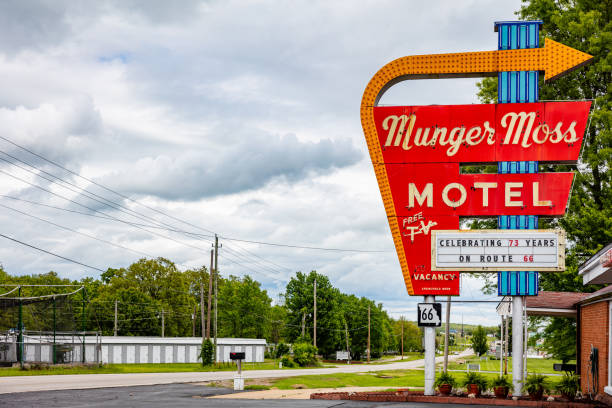 sinal da entrada do motel da rota 66. munger moss motel sinal vermelho do vintage, eua, líbano missouri, - route 66 sign hotel retro revival - fotografias e filmes do acervo