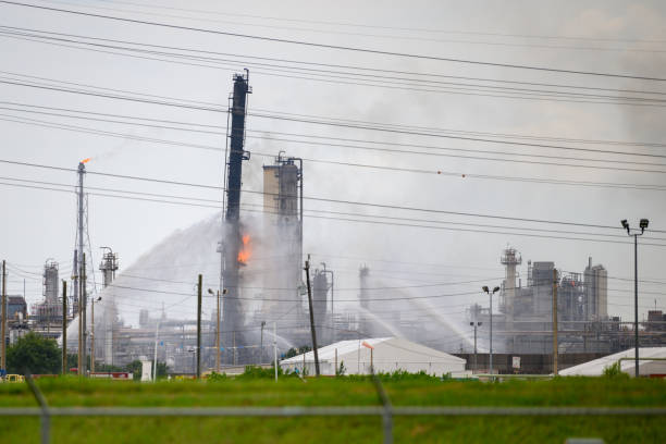 incendio de la planta exxonmobil en baytown, texas, ee. uu. - cañón de agua fotografías e imágenes de stock