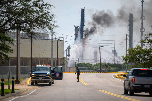 incendie d'une usine d'exxonmobil à baytown, texas, etats-unis - water cannon photos et images de collection