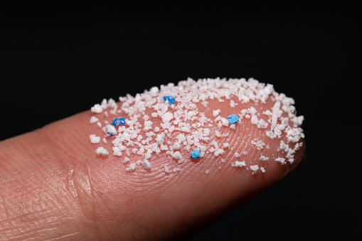 Pequeños pellets de plástico en el dedo. Micro plástico.contaminación del aire photo