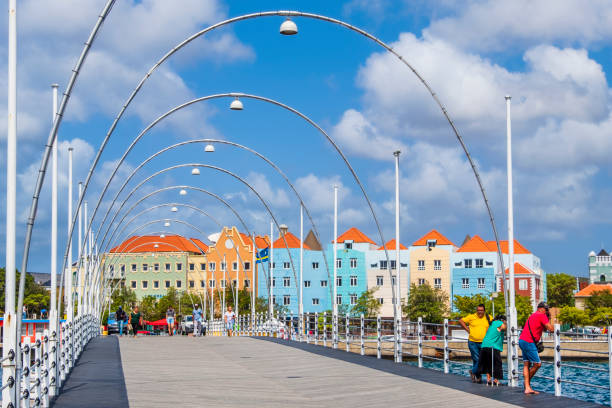 curaçao, willemstad-ponte rainha emma-otrobanda - otrobanda - fotografias e filmes do acervo