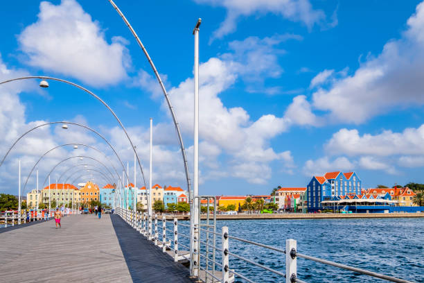 curaçao, willemstad-ponte rainha emma-otrobanda - otrobanda - fotografias e filmes do acervo