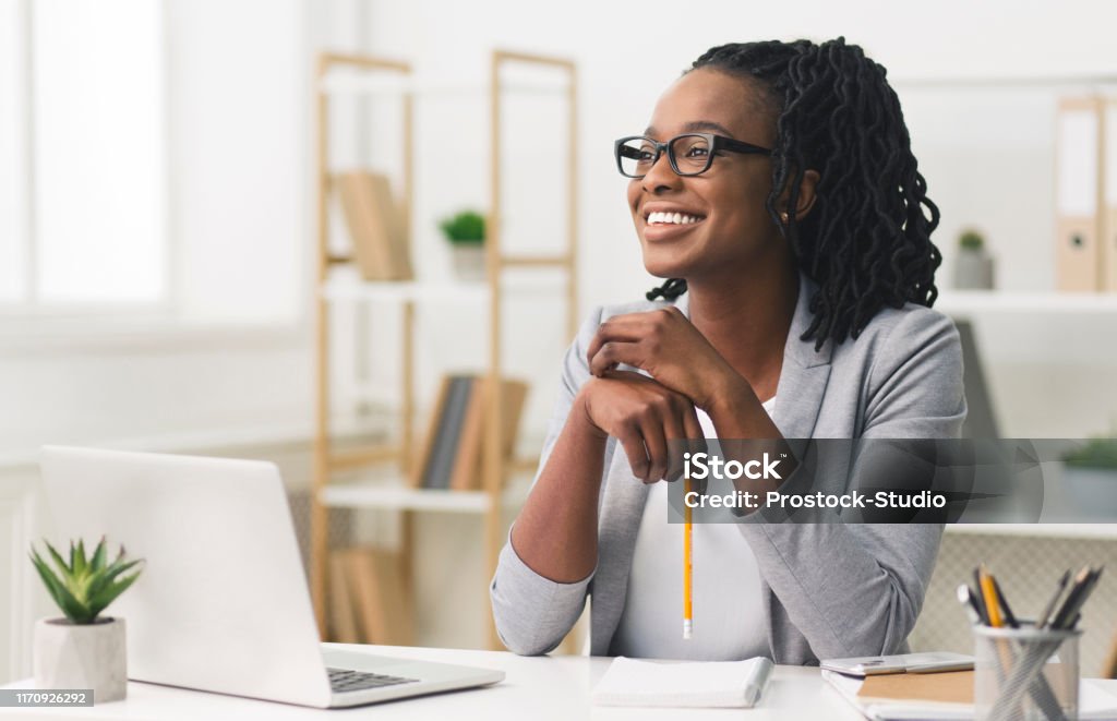 Young Afro Business Lady Smiling Sitting In Modern Office - Royalty-free Finanças Foto de stock