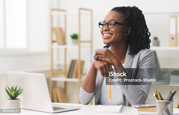 Young Afro Business Lady Smiling Sitting In Modern Office - Fotografias de stock e mais imagens de Finanças