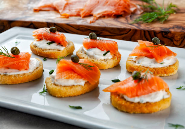 rauch lachs - crostini stock-fotos und bilder