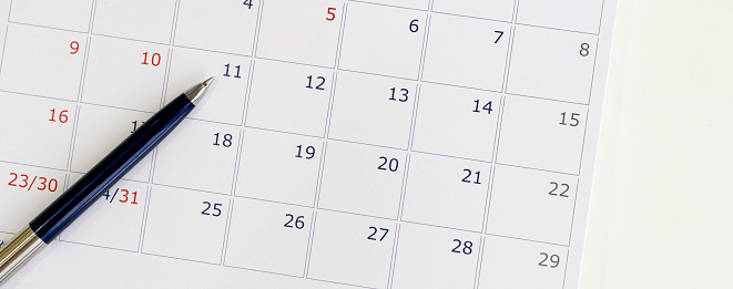 cerrar la vista superior enfoque suave en la pluma sobre el calendario 2020 en la mesa de la oficina en para hacer la cita o recordar la fecha importante, concepto de suministro de oficina de negocios photo