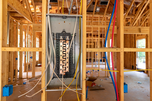 Panel de disyuntor eléctrico en nueva vivienda en construcción photo