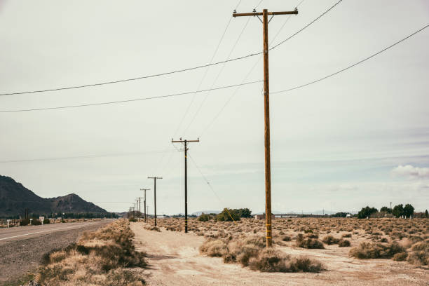 カリフォルニア砂漠の道 - desert road road highway california ストックフォトと画像