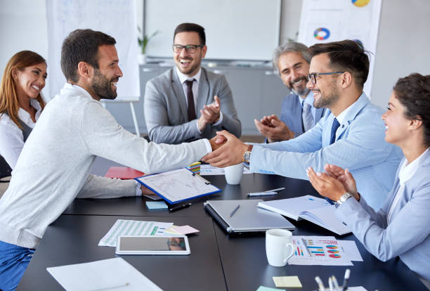 business meeting handshake agreement bürokonferenz teamarbeit - ceo greeting suit meeting stock-fotos und bilder