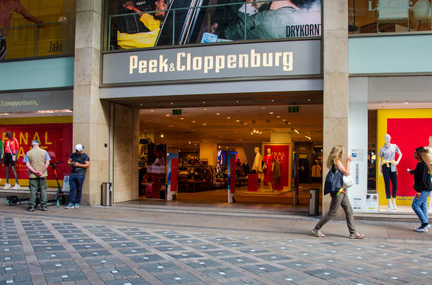 sklep peek & cloppenburg. peek & cloppenburg to międzynarodowa sieć sklepów odzieżowych z siedzibą w niemczech. - cloppenburg zdjęcia i obrazy z banku zdjęć