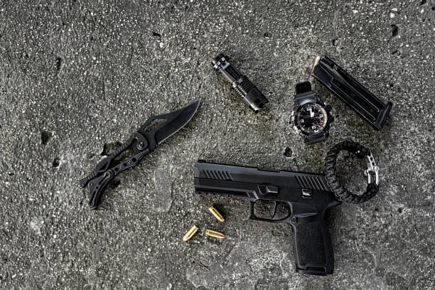 pistola, coltello, orologio tattico e altri strumenti di sopravvivenza - tactical flashlight foto e immagini stock