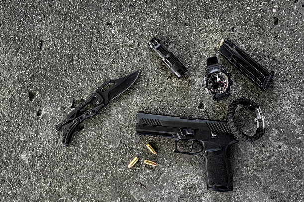 pistolet, nóż, zegarek taktyczny i inne narzędzia przetrwania - tactical flashlight zdjęcia i obrazy z banku zdjęć
