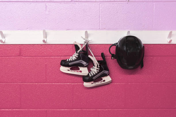 skate do hóquei que pendura no vestiário sobre o fundo cor-de-rosa e roxo com espaço da cópia - ice hockey ice team canada - fotografias e filmes do acervo