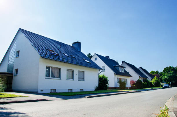 rue dans un secteur résidentiel avec des chalets - house detached house garage outdoors photos et images de collection