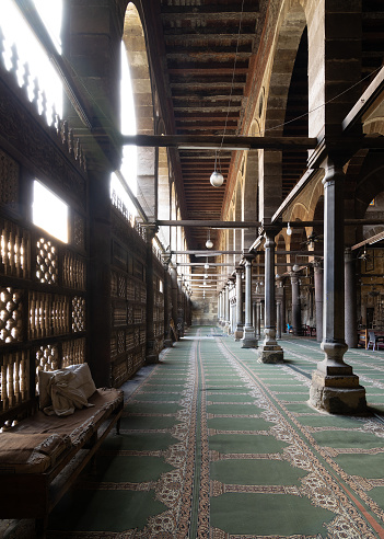 Corredor en la mezquita histórica pública de Amir Al-Maridani, El Cairo, Egipto photo