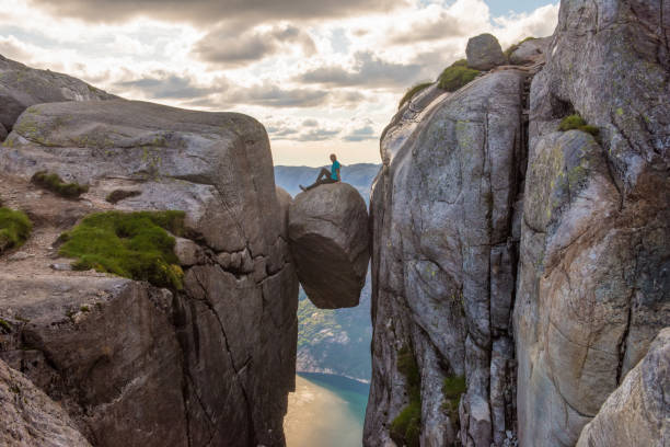 touristin auf kjeragbolt travel norway kjerag mountains - kjeragbolten stock-fotos und bilder