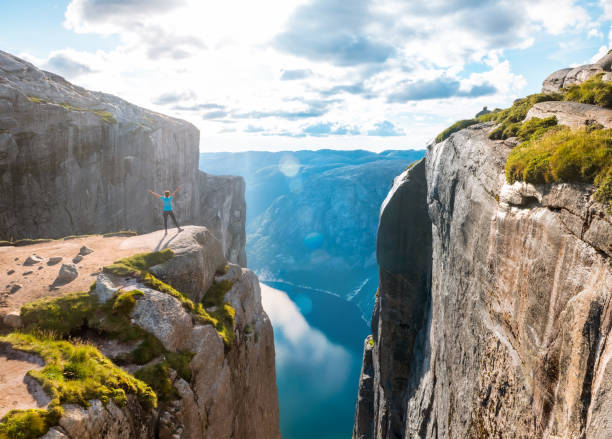 woman on kjeragbolten travel in norway - kjeragbolten imagens e fotografias de stock