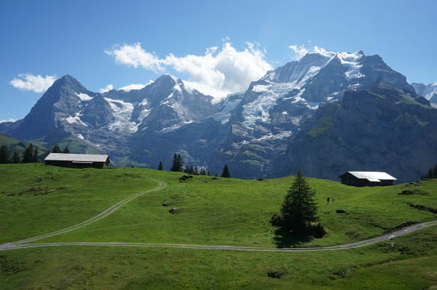 montagnes de jungfrau et alpe dans les màrren - snow european alps house grindelwald photos et images de collection