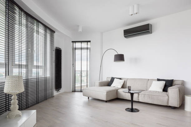 interni del soggiorno progettati - blinds apartment living room contemporary foto e immagini stock