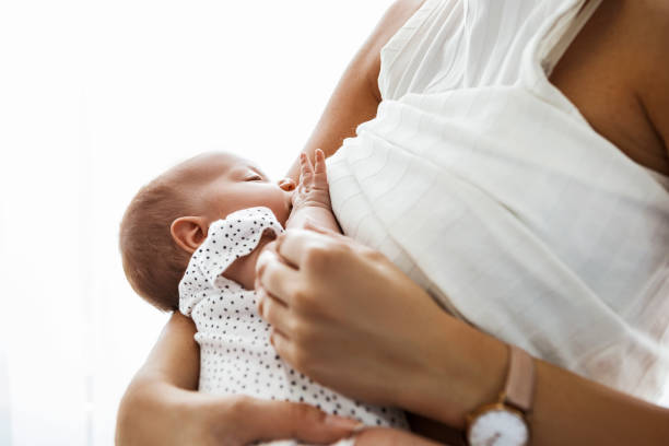 matka karmiąca piersią i trzymająca noworodka - breastfeeding newborn mother baby zdjęcia i obrazy z banku zdjęć