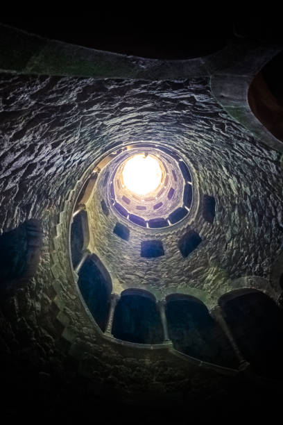 O poço de iniciação no terreno da quinta da Regaleira em Sintra, Portugal - foto de acervo