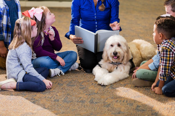 istock Children in library with reading assistance dog 1170987748