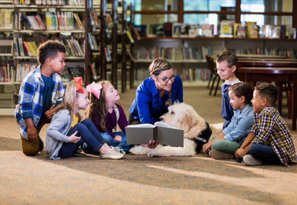 istock Children in library with reading assistance dog 1170987784